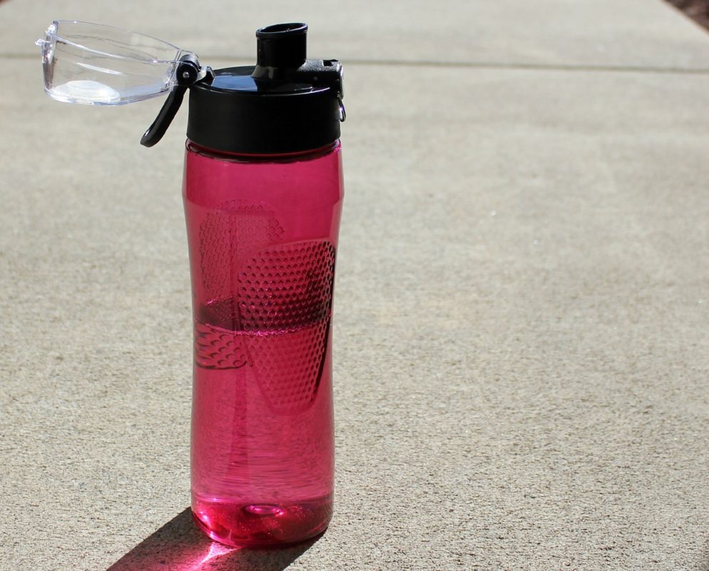 Бутылка для воды. Многоразовая бутылка для воды. Стеклянная бутылка для воды. Розовая бутылка для воды. Кожаная бутылка для воды